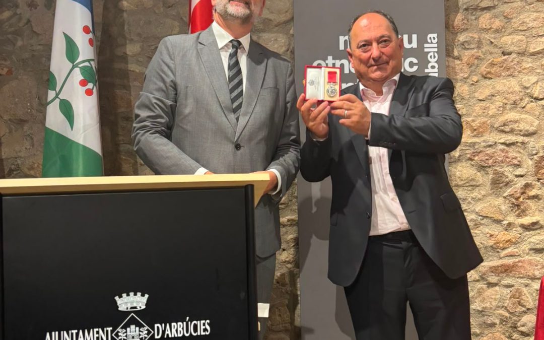 L’alcalde d’Arbúcies rep una distinció en l’homenatge a les víctimes de l’accident aeri del Montseny
